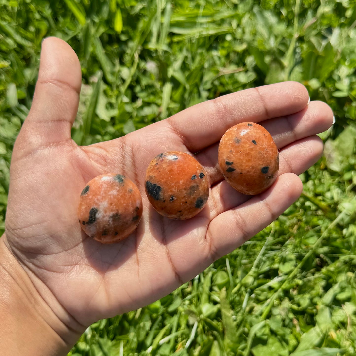 Mini galet en calcite orange